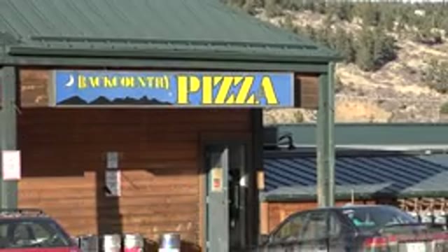 NEDERLAND COLORADO-2015: Pizzeria Near Mountains Zooming Out With Muddy Cars