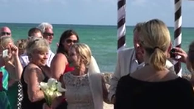 PLAYA DEL CARMEN MEXICO-2015: Romantic Couple Getting Married