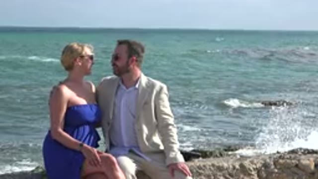 PLAYA DEL CARMEN MEXICO-2015: Video Showing A Man And Wife Sitting By The Ocean