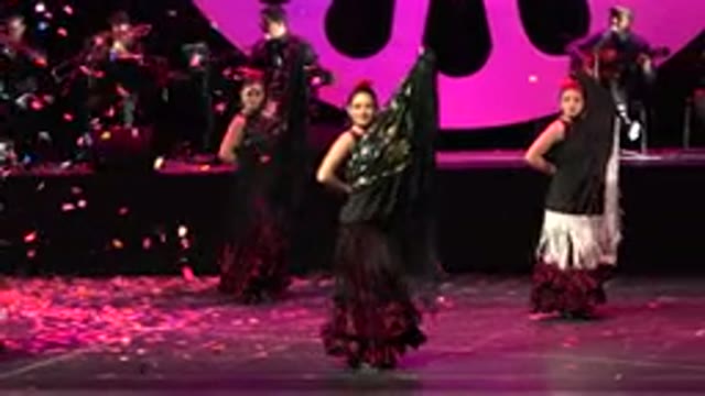 CABO SAN LUCAS MEXICO-2019: Beautiful Girls Dance With A Heart