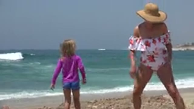 CABO SAN LUCAS MEXICO-2019: Perfect Timing Moms And Her Child By The Ocean On