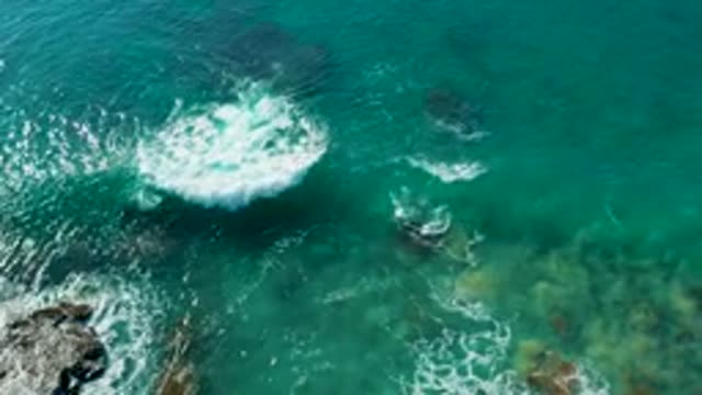 LA FORTUNA EAST CAPE BCS MEXICO-2022: Waves Breaking Over Underwater Rocks