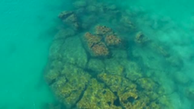 LA FORTUNA EAST CAPE BCS MEXICO-2022: Underwater View of Rocky Seabed in Clear Turquoise Water