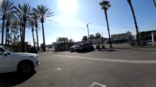 HUNTINGTON BEACH CALIFORNIA-2019: Parking In Front Of An Avenue With A Lot Of Movement