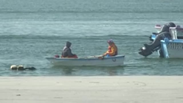 LA BOCANA BCS MEXICO-2022: Two People in Small Boat Approaching Shore