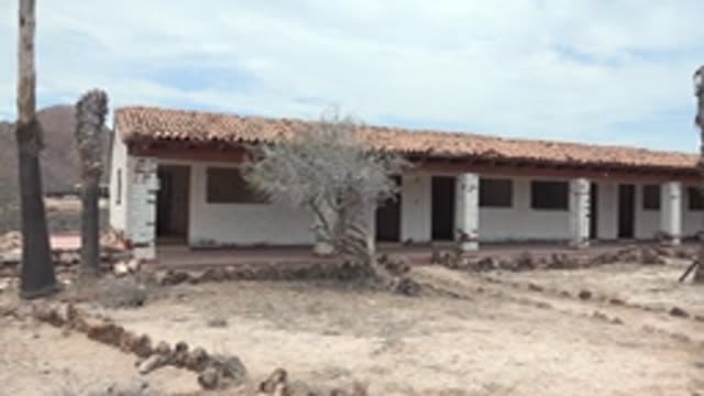 MULEGE BCS MEXICO-2022: Panning View of Desert House and Sparse Vegetation