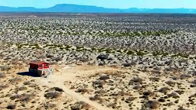 LA BOCANA BCS MEXICO-2022: Red-roofed Desert Structure with Vehicle Departing