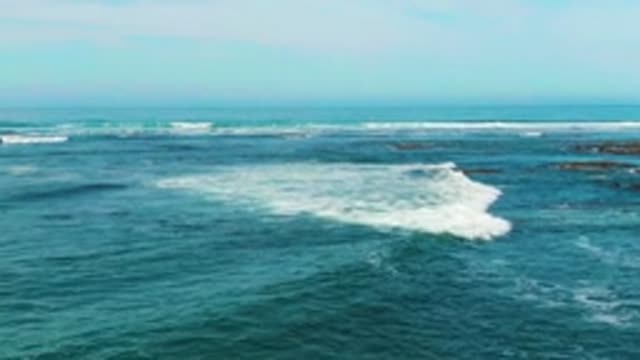 LA BOCANA BCS MEXICO-2022: Ocean Waves Breaking and Receding over Rocky Shore