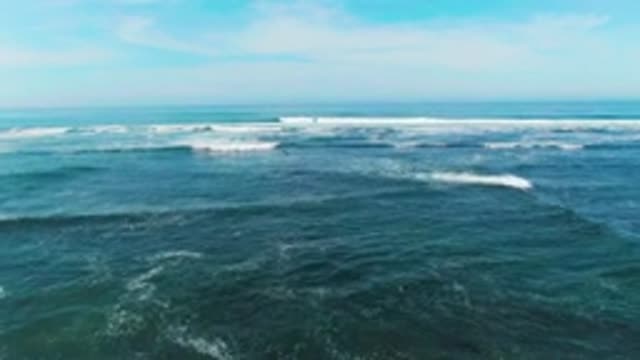LA BOCANA BCS MEXICO-2022: Ocean Waves Rolling Toward the Camera