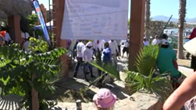 PLAYITA BCS MEXICO-2017: Crowded Outdoor Space Near A Beach With People Looking