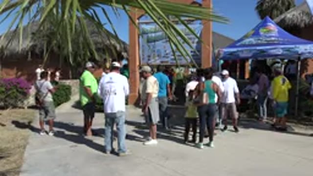 PLAYITA BCS MEXICO-2017: People Talking In The Park