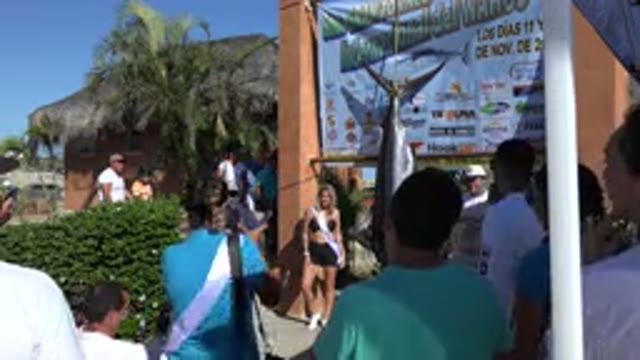 PLAYITA BCS MEXICO-2017: Girl Modeling Next To A Swordfish Sculpture