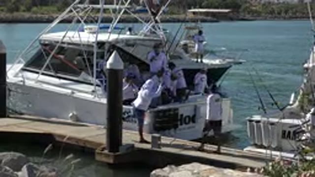 PLAYITA BCS MEXICO-2017: People Trying To Get On A Boat At The River