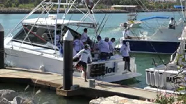 PLAYITA BCS MEXICO-2017: Working Men Trying to Board a Boat