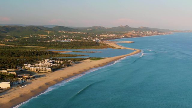SAN JOSE DEL CABO BCS MEXICO-2022: Waves Rolling Along Sandy Beach Coastline