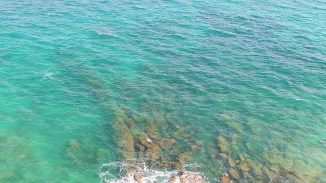 PUNTA GORDA BEACH BCS-2023: Waves Breaking over Submerged Rocks in Clear Ocean Water