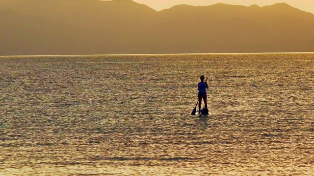 EL SARGENTO LA VENTANA MEXICO-2020: Paddleboarder Paddling on Calm Water at Sunset