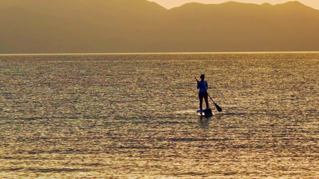 EL SARGENTO LA VENTANA MEXICO-2020: Paddleboarder Gliding on Calm Water at Sunset