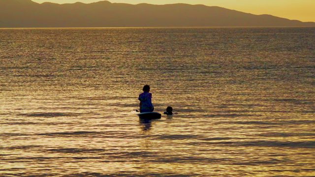 EL SARGENTO LA VENTANA MEXICO-2020: Person on Paddleboard in Golden Sunset Waters