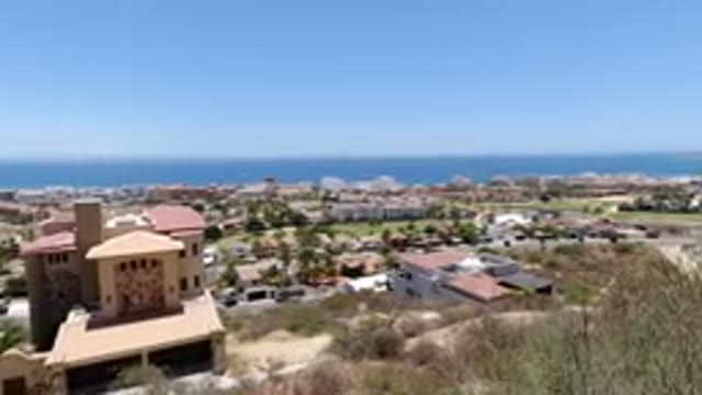 SAN JOSE DEL CABO MEXICO-2020: Panning View Of A Town On The Coast During A Sunny Day