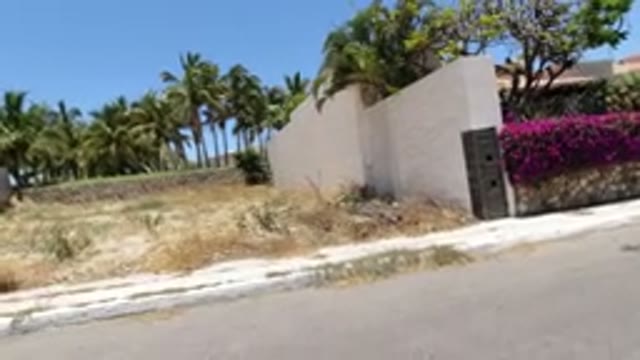 SAN JOSE DEL CABO MEXICO-2020: Video Of A Lot In Between Two Houses With A Line