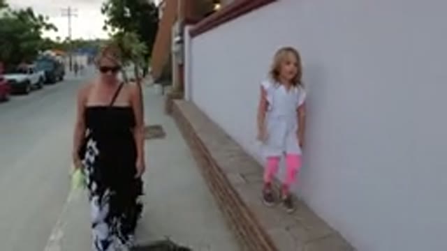LOS CABOS MEXICO-2019: Video Of A Girl Talking To A Woman And Then Opening