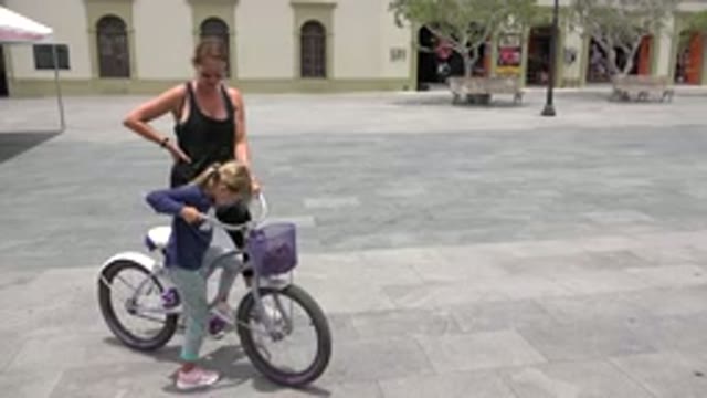 LOS CABOS MEXICO-2020: Mom Teaches Little Girl To Ride Her Bike Without Training Wheels