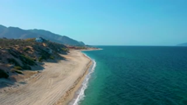 EL SARGENTO LA VENTANA MEXICO-2020: Panning Shot Of Ocean Waves Crashing