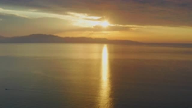 EL SARGENTO LA VENTANA MEXICO-2020: Panning Shot Of A Sunset Streaking Across The Ocean