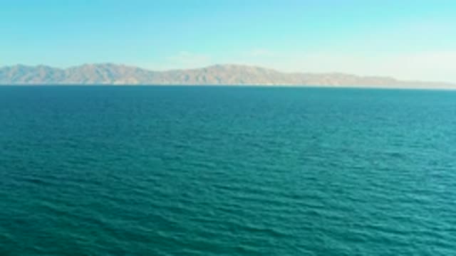 EL SARGENTO LA VENTANA MEXICO-2020: Picturesque View Of Ocean With Blue-Green Waves And Mountain Backdrop