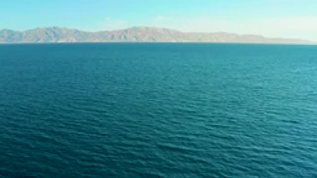 EL SARGENTO LA VENTANA MEXICO-2020: Panning Shot Of The Clean And Clear Blue Ocean