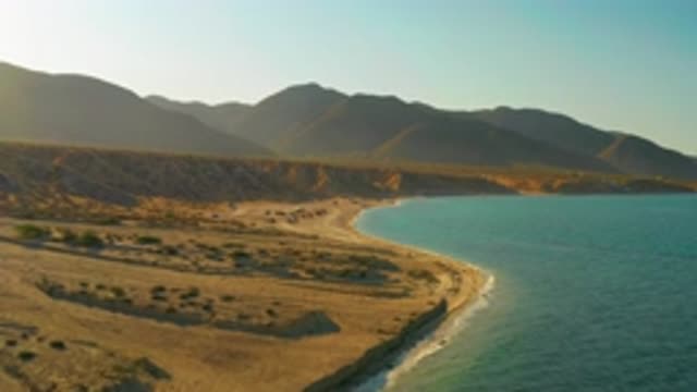 EL SARGENTO LA VENTANA MEXICO-2020: Birds Eye View Waves Crashing Along Beach