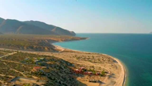 EL SARGENTO LA VENTANA MEXICO-2020: Slow Zoom In On A Coast Line With Mountains