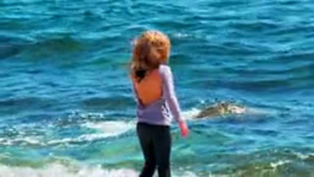 EL SARGENTO LA VENTANA MEXICO-2020: Mom And Young Girl Walking On A Rocky Shoreline