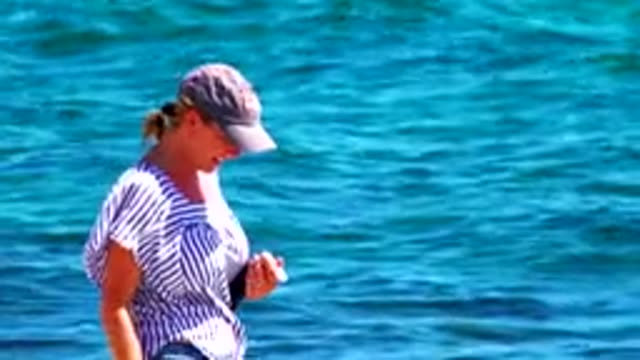 EL SARGENTO LA VENTANA MEXICO-2020: Woman Walking On The Beach With A Hat
