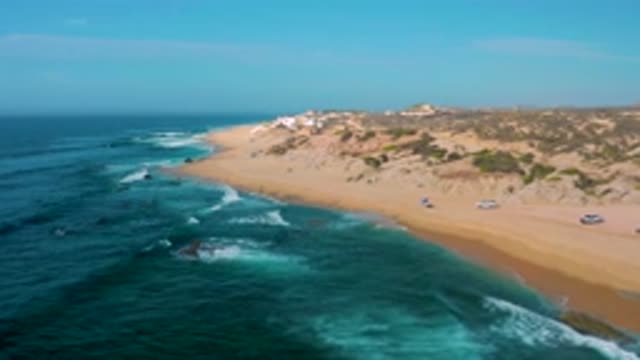SHIPWRECKS BEACH BCS MEXICO-2020: Zooming View Of Ocean Waves Crashing Against