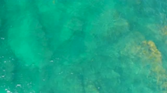SHIPWRECKS BEACH BCS MEXICO-2020: Clear Water Rippling Slowly Over Rocks On The Seafloor