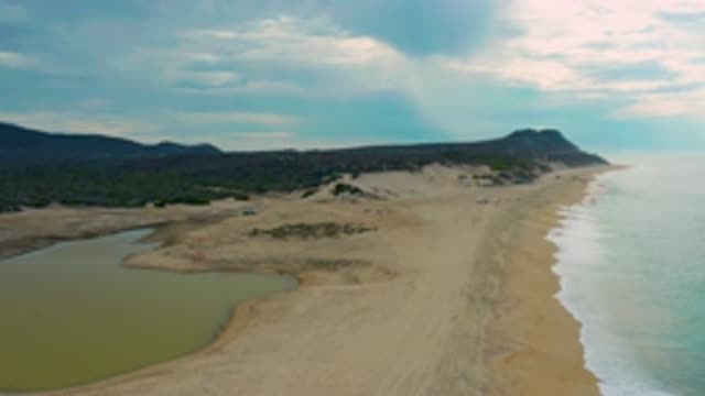 LAGUNA BEACH BCS MEXICO-2020: Waves Crashing Into Sandy Beach With Rock Pools