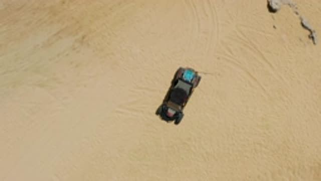 LAGUNA BEACH BCS MEXICO-2020: Focusing on Parked Vehicle in Center
