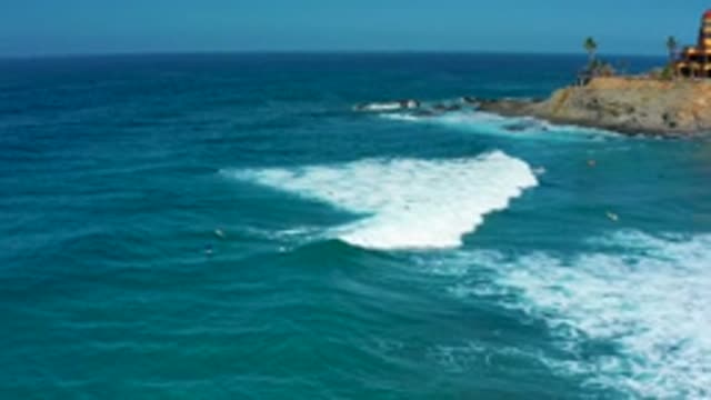 CERRITOS BCS MEXICO-2020: View Of The Ocean With Waves And A Structure Is On The