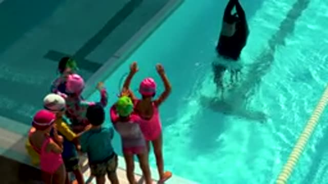 CABO SAN LUCAS MEXICO-2020: Trainer Trains Girls How To Swim